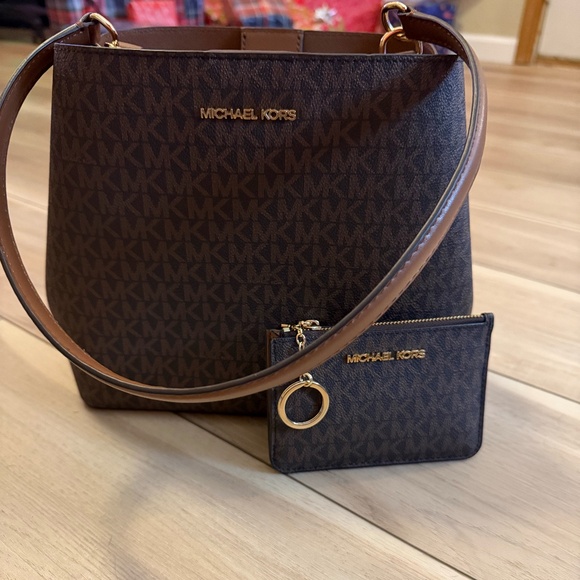 ✨ MICHAEL KORS Jet Set Signature Bucket Bag + Matching Card Case ✨ - Picture 1 of 3